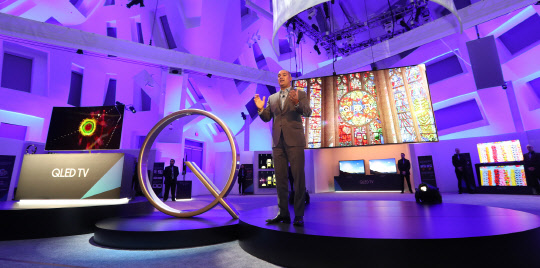 세계최대 가전 전시회인 'CES(Consumer Electronics Show.국제전자제품 박람회) 2017' 개막을 앞둔 3일 오후(현지시각) 미국 네바다주 라스베이거스 킵 메모리 얼라이브 센터에서  데이브 다스 삼성전자 미국법인 상무가 메탈소재와 새로운 퀀텀닷 기술로 화질의 기준을 새롭게 정의할 차세대 디스플레이 삼성 QLED TV를 소개하고 있다.          삼성 QLED TV는 메탈 퀀텀닷 기술로 기존 2차원 색 좌표에서는 구분하기 힘들었던 차이까지 표현할 수 있으며 입체감이 살아있는 풍부한 색을 표현하면서도 최고 밝기가 1천500~2천 니트(nits)를 구현, 자연에 보다 더 가까운 밝은 빛을 낼 수 있다.